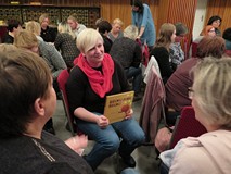 Na zdjęciu grupa bibliotekarek w kręgu przygotowuje prezentację książeczki dla dzieci w czasie warsz