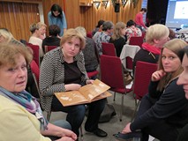 Na zdjęciu grupa bibliotekarek w kręgu przygotowuje prezentację książeczki dla dzieci w czasie warsz