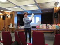 Na zdjęciu przedstawicielka grupy bibliotekarek przedstawia książeczkę dla dzieci w czasie warsztató