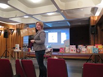 Na zdjęciu przedstawicielka grupy bibliotekarek przedstawia książeczkę dla dzieci w czasie warsztató