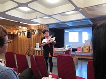 Na zdjęciu przedstawicielka grupy bibliotekarek przedstawia książeczkę dla dzieci w czasie warsztató