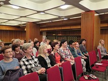 Na zdjęciu bibliotekarki słuchają wstępu do warsztatów „Biblioteka pełna wrażeń - czytanie wrażeniow