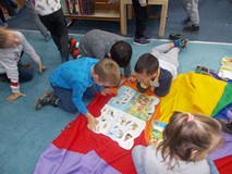 Trzech chłopców ogląda książkę