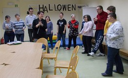 Grupa pilnie wykonuje kolejne kroki