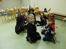 Grupa upiorków, wampirków przy niesamowitych opowieściach