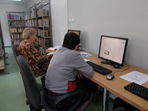 Dwa stanowiska komputerowe, a przy nich kursantki.
