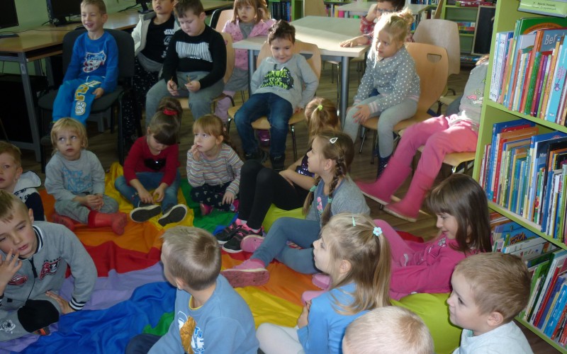 Przedszkolaki słuchają opowieści o jesieni
