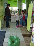 Dzieci rzucają kasztanami do celu