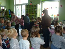 Dzieci bawią się do słów piosenki 