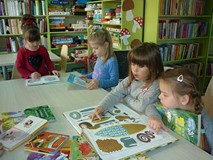 Dzieci przeglądają książki