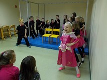 Grupa przedszkolna na scenie