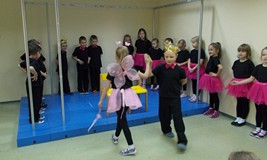 Dwoje dzieci jak królewna i królewicz tańczą