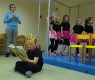 Królewicz siedzi na podłodze  czyta książkę