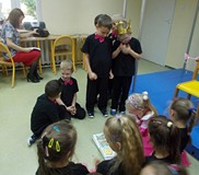 Grupa małych aktorów ogląda magiczną książkę