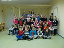 Wspólne zdjęcie grupy aktorów i widzów