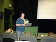 Pani Ania Kwiatkowska - prowadząca lekcję - trzyma w ręku zakładki do książek