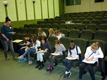 Prowadząca spotkanie czyta pytania, dzieci rozwiązują krzyżówkę