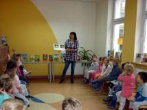 Pani Wiola prezentuje książeczki o przyjaźni