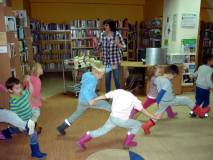 Dzieci bawią się w kolejną zabawę MAŁY KROK, DUŻY KROK
