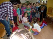 Zabawa z chustą integracyjną - ZGADNIJ JAK MAM NA IMIĘ