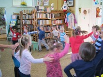 Babcia czyta w bibliotece