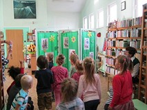 Babcia czyta w bibliotece