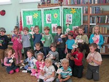 Babcia czyta w bibliotece