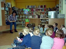 Dzieci słuchają czytanej przez Panią Wiolę książeczki 