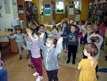 Czas na wesołą zabawę W OTWIERANĄ I ZAMYKANĄ KSIĄŻKĘ