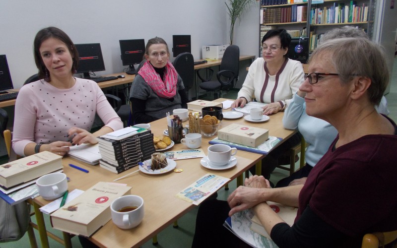 Grupa pań na spotkani Dyskusyjnego Klubu Książek