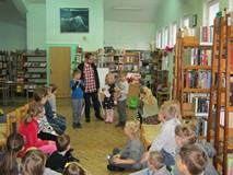 Pan Adrian tłumaczy dzieciom o rozbiorach Polski