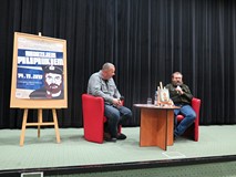 Od lewej: Prowadzący spotkanie Piotr Pawłowski i Andrzej Pilipiuk