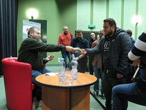 Publiczność oczekująca na autografy