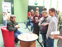 Publiczność oczekująca na autografy