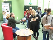 Publiczność oczekująca na autografy