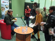Publiczność oczekująca na autografy