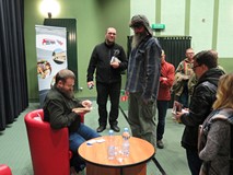 Publiczność oczekująca na autografy