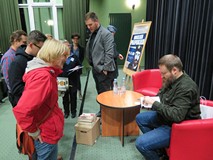 Publiczność oczekująca na autografy