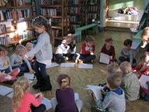 dzieci rozwiązują test o baśniach