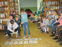 uczniowie rozwiązują zagadki