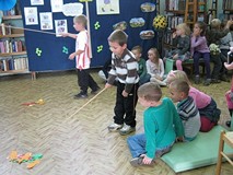 Dziadkowie czytali przedszkolakom