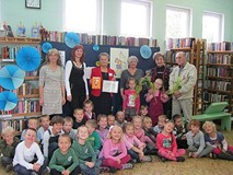 Dziadkowie czytali przedszkolakom