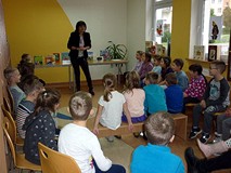 Pani Wiola wita dzieci w bibliotece