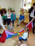 Zabawa z chustą integracyjną 