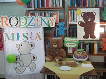 jak na każdych urodzinach Miś przygotował co nieco słodkiego dla gości