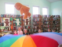 kołyszemy Misia na chuście animacyjnej