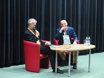 Od lewej: Prowadzący spotkanie Krzysztof Urbanowicz, Piotr Polechoński