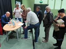 Publiczność oczekująca na autografy na spotkaniu z Piotrem Polechońskim