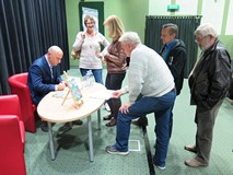 Publiczność oczekująca na autografy na spotkaniu z Piotrem Polechońskim