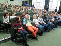 Uczniowie koszalińskich szkół podstawowych na spotkaniu z Jakubem Skworzem